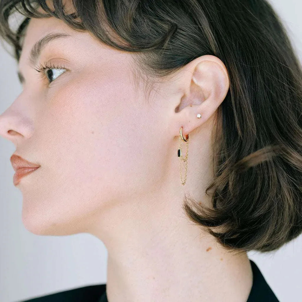 Idées cadeaux pour femme : créoles perle et cristal portées, bijou élégant et lumineux signé GISEL B